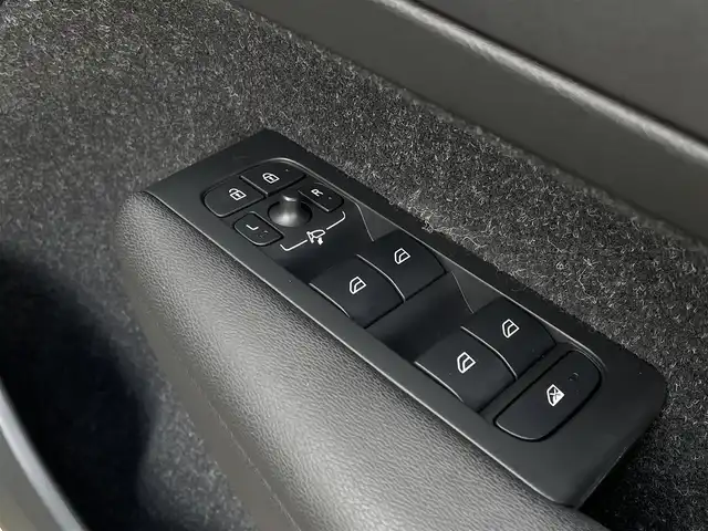ボルボ ＸＣ４０ T4 AWD Rデザイン 長野県 2019(令1)年 5.9万km オニキスブラックP ワンオーナー/4WD/ターボ/パノラマサンルーフ/パドルシフト/黒ハーフレザーシート/３６０度カメラ/ＡＣＣ/ＡｐｐｌｅＣａｒＰｌａｙ/AndroidAuto/純正HDDナビ/　(フルセグTV/USB/Bluetooth)/ＬＫＡ/ＢＬＩＳ/D席メモリー付き/　前席パワーシート/前席シートヒーター/ＬＥＤオートライト/LEDフォグランプ/純正１９インチアルミホイール/ウインカーミラー /ブラックルーフレール/ヘットライトウオッシャー/前後バンパーソナー/社外レーダー探知機/革巻きステア/ノブ/プッシュスタートシステム/W/サイド/カーテンエアバッグ /ABS/スマートキー