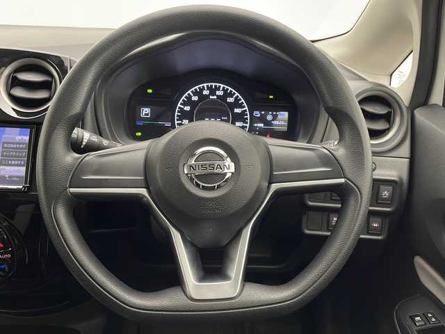 日産 ノート e－パワー X 宮崎県 2019(平31)年 5万km ブリリアントホワイトパール 禁煙車/エマージェンシーブレーキ/社外ナビ/（NR-MZ25/Bluetooth/FMAM）/社外ドライブレコーダー/社外ETC/社外フロアマット/純正15インチアルミ/アラウンドビューモニター/レーンディパーチャーアラート/クリアランスソナー/ウインカードアミラー/リアプライバシーガラス/電動格納ミラー/オートエアコン/インテリジェントキー/プッシュエンジンスタート/新車時保証書/取扱い説明書