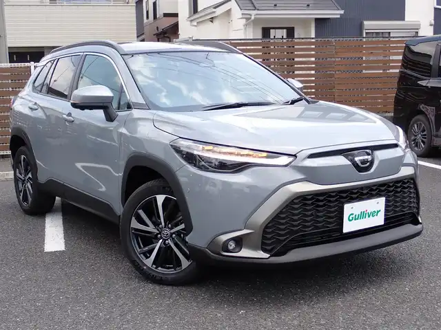 トヨタ カローラ クロス ハイブリッド Z 千葉県 2025(令7)年 0.1万km未満 セメントグレーメタリック 【登録済未使用車】/【セメントグレーメタリック（1H5）】/10.5型ディスプレイオーディオナビ（メーカーOP）/・AM/FMチューナー（ワイドFM対応）/・フルセグTV/・Blue tooth対応（ハンズフリー/オーディオ）/・USB入力（動画・音楽再生/給電）/・Miracast対応/・Apple Carplay/Android Auto対応/ETC2.0ユニット（メーカーOP）/パノラマルーフ（メーカーOP）/パーキングサポートブレーキ（メーカーOP）/ブラインドスポットモニター（メーカーOP）/パノラミックビューモニター（メーカーOP）/ハンズフリーパワーバックドア/Toyota　Safety　Sense/・プリクラッシュセーフティ/・レーントレーシングアシスト/・レーダークルーズコントロール/・オートマチックハイビーム/・ロードサインアシスト/イルミネーテッドエントリーシステム/LEDヘッドライト/LEDフォグランプ/本革/ファブリックシート/運転席8ウェイパワーシート/シートヒーター/プッシュスタート/スマートキー2本/保証書/取扱説明書/