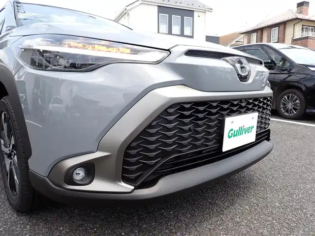 トヨタ カローラ クロス ハイブリッド Z 千葉県 2025(令7)年 0.1万km未満 セメントグレーメタリック 【登録済未使用車】/【セメントグレーメタリック（1H5）】/10.5型ディスプレイオーディオナビ（メーカーOP）/・AM/FMチューナー（ワイドFM対応）/・フルセグTV/・Blue tooth対応（ハンズフリー/オーディオ）/・USB入力（動画・音楽再生/給電）/・Miracast対応/・Apple Carplay/Android Auto対応/ETC2.0ユニット（メーカーOP）/パノラマルーフ（メーカーOP）/パーキングサポートブレーキ（メーカーOP）/ブラインドスポットモニター（メーカーOP）/パノラミックビューモニター（メーカーOP）/ハンズフリーパワーバックドア/Toyota　Safety　Sense/・プリクラッシュセーフティ/・レーントレーシングアシスト/・レーダークルーズコントロール/・オートマチックハイビーム/・ロードサインアシスト/イルミネーテッドエントリーシステム/LEDヘッドライト/LEDフォグランプ/本革/ファブリックシート/運転席8ウェイパワーシート/シートヒーター/プッシュスタート/スマートキー2本/保証書/取扱説明書/