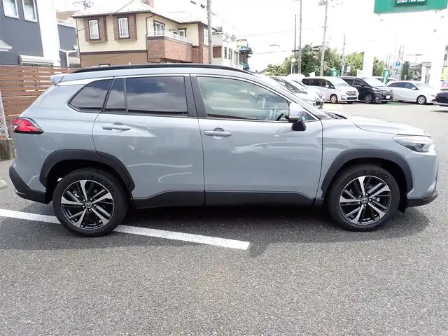 トヨタ カローラ クロス ハイブリッド Z 千葉県 2025(令7)年 0.1万km未満 セメントグレーメタリック 【登録済未使用車】/【セメントグレーメタリック（1H5）】/10.5型ディスプレイオーディオナビ（メーカーOP）/・AM/FMチューナー（ワイドFM対応）/・フルセグTV/・Blue tooth対応（ハンズフリー/オーディオ）/・USB入力（動画・音楽再生/給電）/・Miracast対応/・Apple Carplay/Android Auto対応/ETC2.0ユニット（メーカーOP）/パノラマルーフ（メーカーOP）/パーキングサポートブレーキ（メーカーOP）/ブラインドスポットモニター（メーカーOP）/パノラミックビューモニター（メーカーOP）/ハンズフリーパワーバックドア/Toyota　Safety　Sense/・プリクラッシュセーフティ/・レーントレーシングアシスト/・レーダークルーズコントロール/・オートマチックハイビーム/・ロードサインアシスト/イルミネーテッドエントリーシステム/LEDヘッドライト/LEDフォグランプ/本革/ファブリックシート/運転席8ウェイパワーシート/シートヒーター/プッシュスタート/スマートキー2本/保証書/取扱説明書/