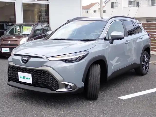 トヨタ カローラ クロス ハイブリッド Z 千葉県 2025(令7)年 0.1万km未満 セメントグレーメタリック 【登録済未使用車】/【セメントグレーメタリック（1H5）】/10.5型ディスプレイオーディオナビ（メーカーOP）/・AM/FMチューナー（ワイドFM対応）/・フルセグTV/・Blue tooth対応（ハンズフリー/オーディオ）/・USB入力（動画・音楽再生/給電）/・Miracast対応/・Apple Carplay/Android Auto対応/ETC2.0ユニット（メーカーOP）/パノラマルーフ（メーカーOP）/パーキングサポートブレーキ（メーカーOP）/ブラインドスポットモニター（メーカーOP）/パノラミックビューモニター（メーカーOP）/ハンズフリーパワーバックドア/Toyota　Safety　Sense/・プリクラッシュセーフティ/・レーントレーシングアシスト/・レーダークルーズコントロール/・オートマチックハイビーム/・ロードサインアシスト/イルミネーテッドエントリーシステム/LEDヘッドライト/LEDフォグランプ/本革/ファブリックシート/運転席8ウェイパワーシート/シートヒーター/プッシュスタート/スマートキー2本/保証書/取扱説明書/