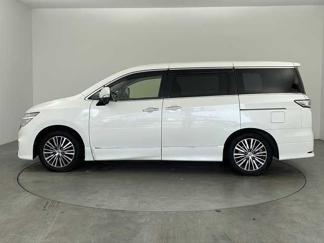 日産 エルグランド 250ハイウェイスターS 兵庫県 2019(平31)年 5.2万km ブリリアントホワイトパール ・ALPINEナビ&TV&CD&DVD&SD&BT&HDMI/・ALPINEリアフリップダウンモニター/・バックカメラ/・ビルトインETC/・エマージェンシーブレーキ/・車線逸脱警報装置/・レーダークルーズコントロール/・コーナーセンサー/・両側パワースライドドア/・ハーフレザーシート/・オットマン/・プラズマクラスター/・LEDライト/・オートライト/・純正18インチアルミホイール/・スマートキー/・プッシュスタート