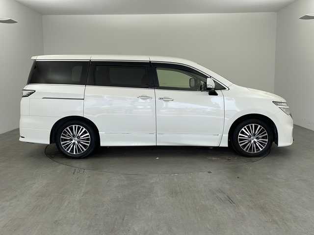 日産 エルグランド 250ハイウェイスターS 兵庫県 2019(平31)年 5.2万km ブリリアントホワイトパール ・ALPINEナビ&TV&CD&DVD&SD&BT&HDMI/・ALPINEリアフリップダウンモニター/・バックカメラ/・ビルトインETC/・エマージェンシーブレーキ/・車線逸脱警報装置/・レーダークルーズコントロール/・コーナーセンサー/・両側パワースライドドア/・ハーフレザーシート/・オットマン/・プラズマクラスター/・LEDライト/・オートライト/・純正18インチアルミホイール/・スマートキー/・プッシュスタート