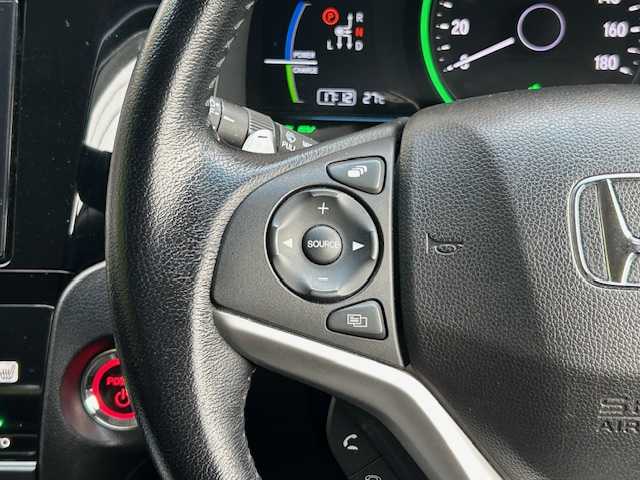 ホンダ シャトル ハイブリッド X ホンダセンシング 高知県 2017(平29)年 8.9万km ホワイトオーキッドパール (株)IDOMが運営する【じしゃロン高知店】の自社ローン専用車両になります。こちらは現金またはオートローンご利用時の価格です。自社ローンご希望の方は別途その旨お申付け下さい