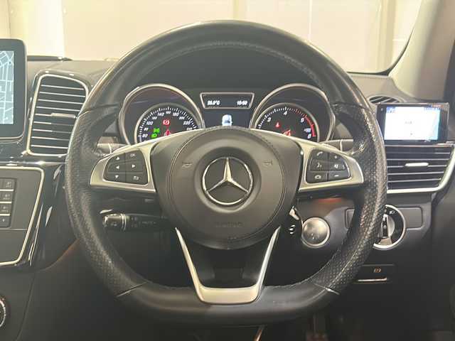 メルセデス・ベンツ ＧＬＳ３５０ｄ 4マチックスポーツ 新潟県 2017(平29)年 4.2万km ダイヤモンドホワイト パノラミックスライディングルーフ/harman/kardonサウンドシステム/ダウンヒルスピードレギュレーション/AIRマティックサスペンション/・INDIV/SPORT/COMFORT/SNOW/Offroad/COMANDシステム/・８インチワイドディスプレイ/・HDDナビゲーション/・フルセグ/DVD/CD/USB/Bluetooth/・AppleCarPlay/ETC2.0/360°カメラシステム/サイドビューカメラ/パーキングアシストリアビューカメラ/レーダーセーフティパッケージ/・飛出し検知機能付きブレーキアシスト/・被害軽減ブレーキ付後方衝突警告システム/・PRE-SAFEブレーキ/・アクティイブレーンキープアシスト/・アクティブブラインドスポットモニター/・ディストロニック・プラス/・チャイルドセーフティシートセンサー（助手席）/LEDコーナリングライト/温冷機能付カップホルダー（前席）/３ゾーンクライメートコントロール/ナッパレザーシート/シートヒーター（1列目/2列目）