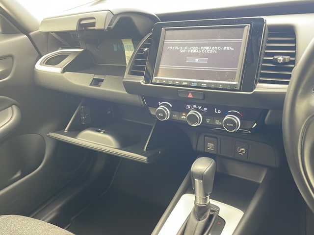 ホンダ フィット e:HEVホーム 沖縄県 2020(令2)年 6.6万km パール 純正８インチナビ　（VXM-205VFEi)/フルセグ　/ＤＶＤ　/Ｂｌｕｅｔｏｏｔｈ　/バックカメラ　/ＥＴＣ　/ドラレコ　/クルーズコントロール　/ステアスイッチ　/ハーフレザー　/スマートキー　/プッシュスタート　/レザーステアリング　/ＵＳＢ