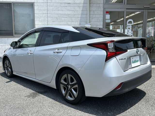 トヨタ プリウス S 埼玉県 2019(平31)年 7.5万km シルバーM ETC2.0/ＬＥＤライト　/コーナーセンサー　/電格ミラー　/横滑り防止　/衝突軽減　/レーンキープアシスト　/オートライト　/ドアバイザー　/盗難防止　/ドラレコ　/フルセグテレビ　/ディーラーナビ(AM/FM/DISC/BT/SD)/バックミラー型ドライブレコーダー/クルコン追従