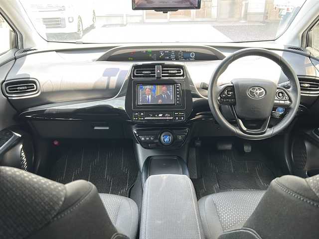 トヨタ プリウス S 埼玉県 2019(平31)年 7.5万km シルバーM ETC2.0/ＬＥＤライト　/コーナーセンサー　/電格ミラー　/横滑り防止　/衝突軽減　/レーンキープアシスト　/オートライト　/ドアバイザー　/盗難防止　/ドラレコ　/フルセグテレビ　/ディーラーナビ(AM/FM/DISC/BT/SD)/バックミラー型ドライブレコーダー/クルコン追従