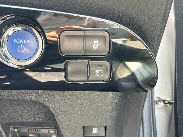 トヨタ プリウス S 埼玉県 2019(平31)年 7.5万km シルバーM ETC2.0/ＬＥＤライト　/コーナーセンサー　/電格ミラー　/横滑り防止　/衝突軽減　/レーンキープアシスト　/オートライト　/ドアバイザー　/盗難防止　/ドラレコ　/フルセグテレビ　/ディーラーナビ(AM/FM/DISC/BT/SD)/バックミラー型ドライブレコーダー/クルコン追従