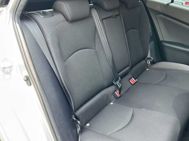 トヨタ プリウス S 埼玉県 2019(平31)年 7.5万km シルバーM ETC2.0/ＬＥＤライト　/コーナーセンサー　/電格ミラー　/横滑り防止　/衝突軽減　/レーンキープアシスト　/オートライト　/ドアバイザー　/盗難防止　/ドラレコ　/フルセグテレビ　/ディーラーナビ(AM/FM/DISC/BT/SD)/バックミラー型ドライブレコーダー/クルコン追従