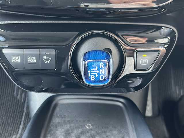 トヨタ プリウス S 埼玉県 2019(平31)年 7.5万km シルバーM ETC2.0/ＬＥＤライト　/コーナーセンサー　/電格ミラー　/横滑り防止　/衝突軽減　/レーンキープアシスト　/オートライト　/ドアバイザー　/盗難防止　/ドラレコ　/フルセグテレビ　/ディーラーナビ(AM/FM/DISC/BT/SD)/バックミラー型ドライブレコーダー/クルコン追従