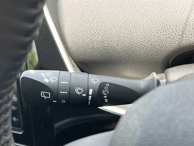 トヨタ プリウス S 埼玉県 2019(平31)年 7.5万km シルバーM ETC2.0/ＬＥＤライト　/コーナーセンサー　/電格ミラー　/横滑り防止　/衝突軽減　/レーンキープアシスト　/オートライト　/ドアバイザー　/盗難防止　/ドラレコ　/フルセグテレビ　/ディーラーナビ(AM/FM/DISC/BT/SD)/バックミラー型ドライブレコーダー/クルコン追従