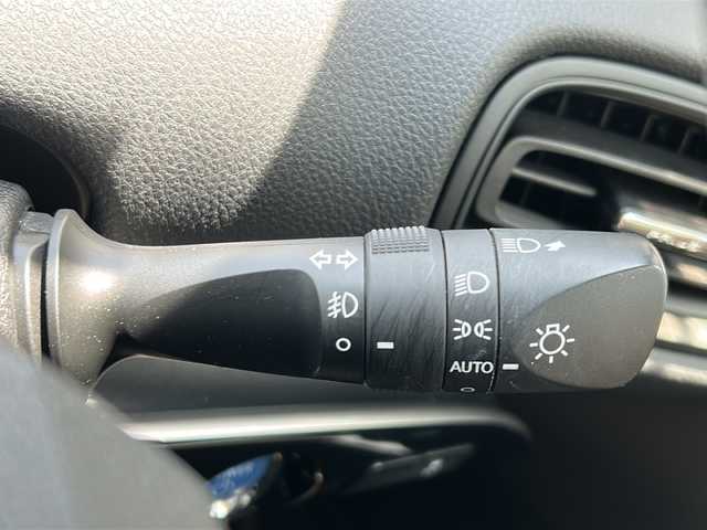 トヨタ プリウス S 埼玉県 2019(平31)年 7.5万km シルバーM ETC2.0/ＬＥＤライト　/コーナーセンサー　/電格ミラー　/横滑り防止　/衝突軽減　/レーンキープアシスト　/オートライト　/ドアバイザー　/盗難防止　/ドラレコ　/フルセグテレビ　/ディーラーナビ(AM/FM/DISC/BT/SD)/バックミラー型ドライブレコーダー/クルコン追従