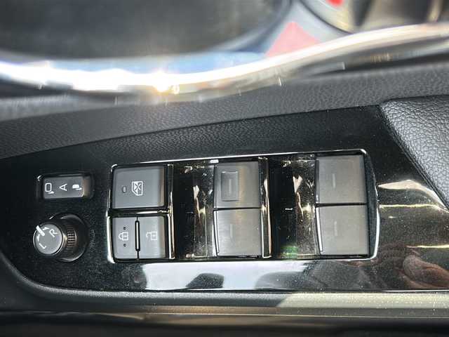 トヨタ プリウス S 埼玉県 2019(平31)年 7.5万km シルバーM ETC2.0/ＬＥＤライト　/コーナーセンサー　/電格ミラー　/横滑り防止　/衝突軽減　/レーンキープアシスト　/オートライト　/ドアバイザー　/盗難防止　/ドラレコ　/フルセグテレビ　/ディーラーナビ(AM/FM/DISC/BT/SD)/バックミラー型ドライブレコーダー/クルコン追従