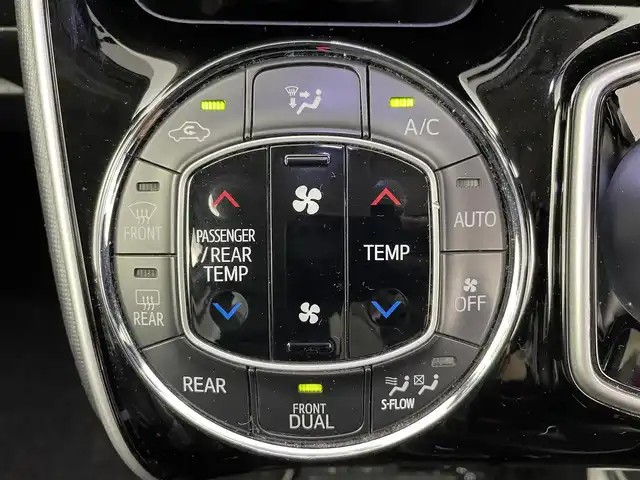 トヨタ エスクァイア ハイブリッド Gi 大分県 2014(平26)年 11.1万km ホワイトパールクリスタルシャイン ワンオーナー/ALPINEナビ/・AM/FM/CD/DVD/Bluetooth/・フルセグテレビ/フリップダウンモニター/両側パワースライド/バックカメラ/シートヒーター（D席+N席）/ワイヤレス充電器/ダブルオートエアコン/オートライト/スマートキー/スペアキー/プッシュスタートボタン/LEDヘッドライト/社外17インチアルミホイル/純正フロアマット/保証書/取扱説明書