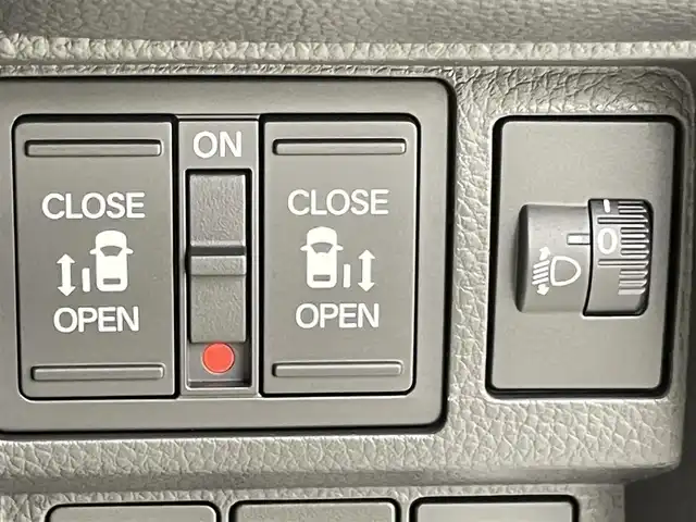 ホンダ ステップワゴン スパーダ eHEV 千葉県 2025(令7)年 0.1千km プラチナホワイトパール 登録済未使用車/HondaSENSING/・衝突軽減ブレーキ（CMBS）/・先行車発進お知らせ機能/・歩行者事故低減ステアリング/・路外逸脱抑制機能/・標識認識機能/・渋滞追従機能付アダプティブクルーズコントロール/・車線維持支援システム（LKAS）/・トラフィックジャムアシスト（渋滞運転支援機能）/・ブラインドスポットインフォメーション/・誤発進抑制機能/・後方誤発進抑制機能/・近距離衝突軽減ブレーキ/・急アクセル抑制機能/・パーキングセンサーシステム/・オートハイビーム/純正11.4インチメモリーナビ/・フルセグTV/・Bluetooth接続/・CD/DVD再生/・SD/MSV/・バックカメラ/両側パワースライドドア/LEDヘッドライト/コーナーセンサー/スマートキー