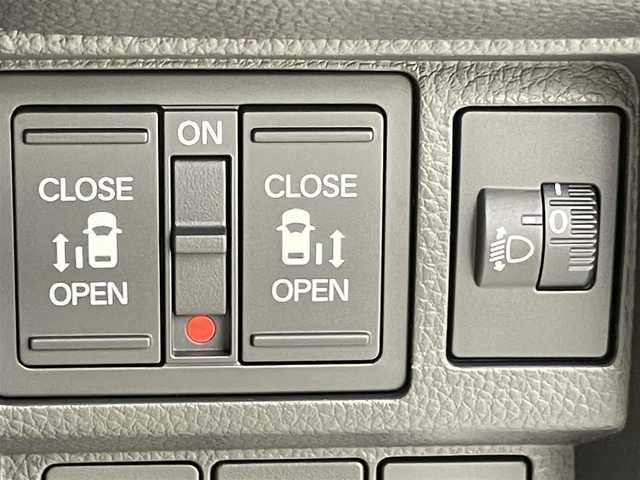 ホンダ ステップワゴン スパーダ eHEV 千葉県 2025(令7)年 0.1千km プラチナホワイトパール 登録済未使用車/HondaSENSING/・衝突軽減ブレーキ（CMBS）/・先行車発進お知らせ機能/・歩行者事故低減ステアリング/・路外逸脱抑制機能/・標識認識機能/・渋滞追従機能付アダプティブクルーズコントロール/・車線維持支援システム（LKAS）/・トラフィックジャムアシスト（渋滞運転支援機能）/・ブラインドスポットインフォメーション/・誤発進抑制機能/・後方誤発進抑制機能/・近距離衝突軽減ブレーキ/・急アクセル抑制機能/・パーキングセンサーシステム/・オートハイビーム/純正11.4インチメモリーナビ/・フルセグTV/・Bluetooth接続/・CD/DVD再生/・SD/MSV/・バックカメラ/両側パワースライドドア/LEDヘッドライト/コーナーセンサー/スマートキー