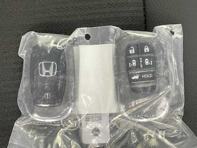 ホンダ ステップワゴン スパーダ eHEV 千葉県 2025(令7)年 0.1千km プラチナホワイトパール 登録済未使用車/HondaSENSING/・衝突軽減ブレーキ（CMBS）/・先行車発進お知らせ機能/・歩行者事故低減ステアリング/・路外逸脱抑制機能/・標識認識機能/・渋滞追従機能付アダプティブクルーズコントロール/・車線維持支援システム（LKAS）/・トラフィックジャムアシスト（渋滞運転支援機能）/・ブラインドスポットインフォメーション/・誤発進抑制機能/・後方誤発進抑制機能/・近距離衝突軽減ブレーキ/・急アクセル抑制機能/・パーキングセンサーシステム/・オートハイビーム/純正11.4インチメモリーナビ/・フルセグTV/・Bluetooth接続/・CD/DVD再生/・SD/MSV/・バックカメラ/両側パワースライドドア/LEDヘッドライト/コーナーセンサー/スマートキー