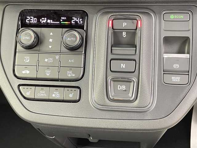 ホンダ ステップワゴン スパーダ eHEV 千葉県 2025(令7)年 0.1千km プラチナホワイトパール 登録済未使用車/HondaSENSING/・衝突軽減ブレーキ（CMBS）/・先行車発進お知らせ機能/・歩行者事故低減ステアリング/・路外逸脱抑制機能/・標識認識機能/・渋滞追従機能付アダプティブクルーズコントロール/・車線維持支援システム（LKAS）/・トラフィックジャムアシスト（渋滞運転支援機能）/・ブラインドスポットインフォメーション/・誤発進抑制機能/・後方誤発進抑制機能/・近距離衝突軽減ブレーキ/・急アクセル抑制機能/・パーキングセンサーシステム/・オートハイビーム/純正11.4インチメモリーナビ/・フルセグTV/・Bluetooth接続/・CD/DVD再生/・SD/MSV/・バックカメラ/両側パワースライドドア/LEDヘッドライト/コーナーセンサー/スマートキー