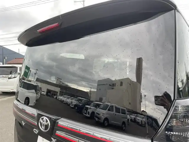 トヨタ ヴォクシー S－G 山形県 2022(令4)年 3.1万km グリッターブラックガラスフレーク 4WD/セーフティセンス/両側パワースライドドア/純正ナビ/　【BT USB Miracast Apps】/バックカメラ/ETC/前後ドライブレコーダー/ステアリングスイッチ/レーダークルーズコントロール/シートヒーター/オートホールド/横滑り防止装置/LEDライト/ウィンカーミラー/純正フロアマット/ドアバイザー/保証書、取説あり