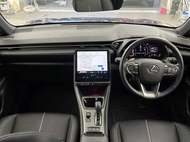 レクサス ＬＢＸ リラックス 兵庫県 2024(令6)年 2.9万km ブラックマイカ ・ワンオーナー車/・純正ディスプレイオーディオナビ/BT/AppleCarPlay/AndoridAuto/TV/・パノラミックビューモニター/・セミアニリンブラック革シート/・パドルシフト/・オートワイパー/・LEDオートライト/・パワーバックドア/・メモリー機能付きパワーシート/・前席シートヒーター/・ステアリングヒーター/・左右独立エアコン/・自動防眩ミラー/・USB充電ポート/・純正フロアマット（シリコン）/・純正アルミホイール/・ビルトインETC2.0/・LEXUSsafety＋/・オートマチックハイビーム/・プロアクティブドライビングアシスト/・レーダークルーズコントロール/・レーンディパーチャーアラート/・プリクラッシュセーフティ/・ブラインドスポットモニター/・安心降車アシスト/・ドライブスタートコントロール/・先行車発進告知/・ロードサインアシスト/・運転支援アップデート機能