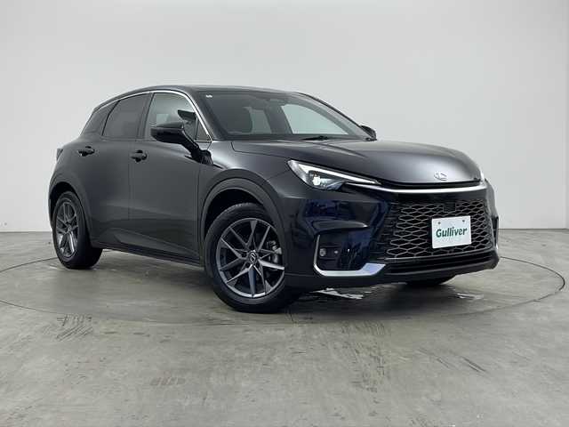 レクサス ＬＢＸ リラックス 兵庫県 2024(令6)年 2.9万km ブラックマイカ ・ワンオーナー車/・純正ディスプレイオーディオナビ/BT/AppleCarPlay/AndoridAuto/TV/・パノラミックビューモニター/・セミアニリンブラック革シート/・パドルシフト/・オートワイパー/・LEDオートライト/・パワーバックドア/・メモリー機能付きパワーシート/・前席シートヒーター/・ステアリングヒーター/・左右独立エアコン/・自動防眩ミラー/・USB充電ポート/・純正フロアマット（シリコン）/・純正アルミホイール/・ビルトインETC2.0/・LEXUSsafety＋/・オートマチックハイビーム/・プロアクティブドライビングアシスト/・レーダークルーズコントロール/・レーンディパーチャーアラート/・プリクラッシュセーフティ/・ブラインドスポットモニター/・安心降車アシスト/・ドライブスタートコントロール/・先行車発進告知/・ロードサインアシスト/・運転支援アップデート機能