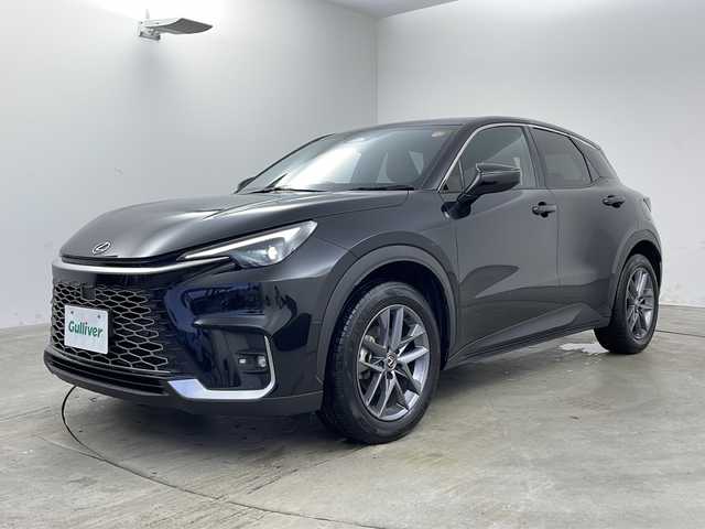 レクサス ＬＢＸ リラックス 兵庫県 2024(令6)年 2.9万km ブラックマイカ ・ワンオーナー車/・純正ディスプレイオーディオナビ/BT/AppleCarPlay/AndoridAuto/TV/・パノラミックビューモニター/・セミアニリンブラック革シート/・パドルシフト/・オートワイパー/・LEDオートライト/・パワーバックドア/・メモリー機能付きパワーシート/・前席シートヒーター/・ステアリングヒーター/・左右独立エアコン/・自動防眩ミラー/・USB充電ポート/・純正フロアマット（シリコン）/・純正アルミホイール/・ビルトインETC2.0/・LEXUSsafety＋/・オートマチックハイビーム/・プロアクティブドライビングアシスト/・レーダークルーズコントロール/・レーンディパーチャーアラート/・プリクラッシュセーフティ/・ブラインドスポットモニター/・安心降車アシスト/・ドライブスタートコントロール/・先行車発進告知/・ロードサインアシスト/・運転支援アップデート機能
