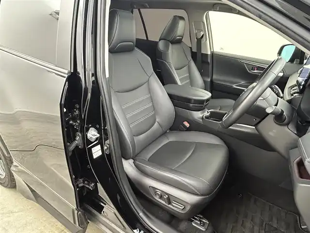 トヨタ ＲＡＶ４ ハイブリットG 岡山県 2023(令5)年 3.1万km アティチュードブラックマイカ 純正１０．５型ディスプレイオーディオ/（USB/HDMI/フルセグ/Carplay/AndroidAuto)/ＴＲＤエアロ（前/横/後下）/ガラスルーフ/ルーフレール/追従型クルーズコントロール/衝突軽減ブレーキ/踏み間違い防止/レーンキープアシスト/ブラインドスポットモニター/全周囲カメラ/コーナーセンサー（前/後）/合皮シート/パワーシート（運転席/助手席）/シートメモリ/シートヒーター（運転席/助手席）/エアシート（運転席/助手席）/ステアリングヒーター/電動リアゲート/LEDヘッドライト/オートハイビーム/フォグランプ/ドライブレコーダー（全方位）/純正18インチAW/スマートキー×1/禁煙車