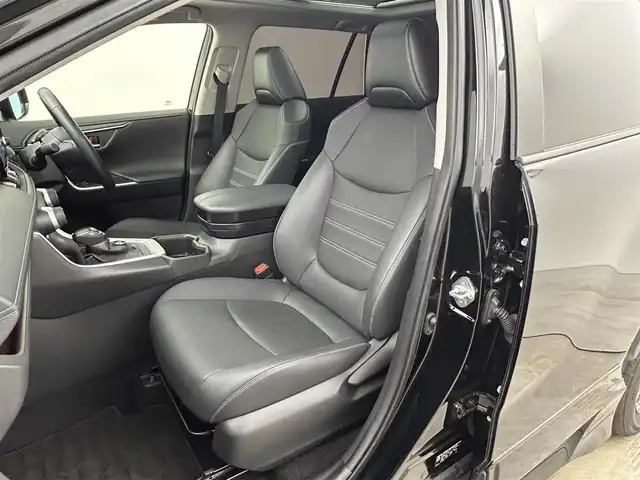 トヨタ ＲＡＶ４ ハイブリットG 岡山県 2023(令5)年 3.1万km アティチュードブラックマイカ 純正１０．５型ディスプレイオーディオ/（USB/HDMI/フルセグ/Carplay/AndroidAuto)/ＴＲＤエアロ（前/横/後下）/ガラスルーフ/ルーフレール/追従型クルーズコントロール/衝突軽減ブレーキ/踏み間違い防止/レーンキープアシスト/ブラインドスポットモニター/全周囲カメラ/コーナーセンサー（前/後）/合皮シート/パワーシート（運転席/助手席）/シートメモリ/シートヒーター（運転席/助手席）/エアシート（運転席/助手席）/ステアリングヒーター/電動リアゲート/LEDヘッドライト/オートハイビーム/フォグランプ/ドライブレコーダー（全方位）/純正18インチAW/スマートキー×1/禁煙車