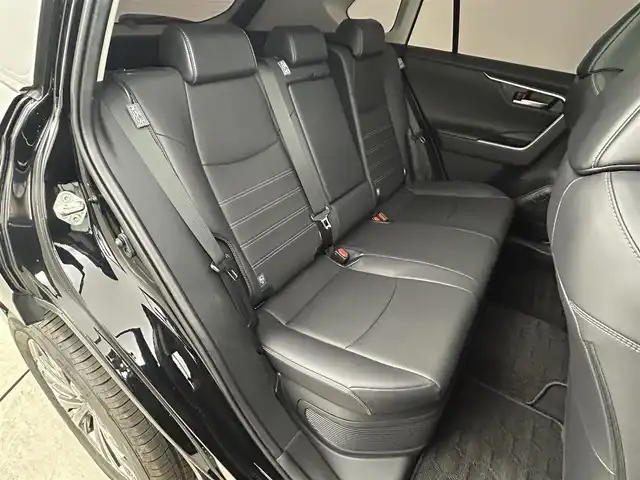 トヨタ ＲＡＶ４ ハイブリットG 岡山県 2023(令5)年 3.1万km アティチュードブラックマイカ 純正１０．５型ディスプレイオーディオ/（USB/HDMI/フルセグ/Carplay/AndroidAuto)/ＴＲＤエアロ（前/横/後下）/ガラスルーフ/ルーフレール/追従型クルーズコントロール/衝突軽減ブレーキ/踏み間違い防止/レーンキープアシスト/ブラインドスポットモニター/全周囲カメラ/コーナーセンサー（前/後）/合皮シート/パワーシート（運転席/助手席）/シートメモリ/シートヒーター（運転席/助手席）/エアシート（運転席/助手席）/ステアリングヒーター/電動リアゲート/LEDヘッドライト/オートハイビーム/フォグランプ/ドライブレコーダー（全方位）/純正18インチAW/スマートキー×1/禁煙車