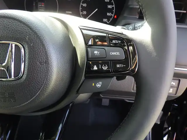 ホンダ ヴェゼル ハイブリッド e:HEV Z 千葉県 2025(令7)年 0.1千km クリスタルブラックパール e:HEV Z　4VC4AZ　Honda CONNECTディスプレー+ETC2.0車載器+ワイヤレス充電器(231000)/ホンダセンシング/・衝突軽減ブレーキ（CMBS）/・車線維持支援システム（LKAS）/・アダプティブクルーズコントロール（ACC）/・後方誤発進抑制機能/・誤発進抑制機能/パワーバックドア/ハーフレザーシート/前席シートヒーター/純正コネクトナビ/地デジTV/【Bluetooth接続】/【Apple CarPlay　Android Auto対応】/バックカメラ/ワイヤレス充電/革巻きステアリング/ステアリングヒーター/ステアリングスイッチ/パドルシフト/ETC（2.0）/LEDヘッドライト/フォグライト/ウインカーミラー/コーナーセンサー/純正18インチアルミホイル/サイド/カーテンエアバッグ/Honda スマートキー