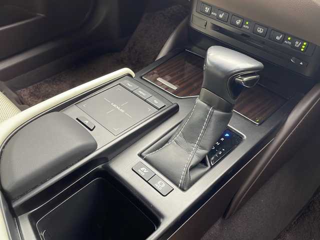 レクサス ＥＳ 300h バージョンL 沖縄県 2019(平31)年 6.4万km アイスエクリュマイカメタリック 純正メモリナビ/　CD/DVD/SD/BT/フルセグTV/パノラミックビューモニター/マークレビンソン/サンルーフ/デジタルインナーミラー　/ビルトインETC2.0/ドライブレコーダー（ZDR-022）/プリクラッシュセーフティ/アダプティブクルーズコントロール/レーンアシスト/クリアランスソナー/オートマチックハイビーム/ブラインドスポットモニター/アクセサリーコンセント（AC100V・1500W） /パワーバックドア/ホワイトレザーシート/前席シートヒーター/前席シートエアコン/前席パワーシート/純正18インチAW/純正フロアマット/プッシュスタート/スマートキ―/保証書/取扱説明書