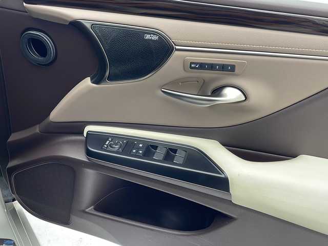 レクサス ＥＳ 300h バージョンL 沖縄県 2019(平31)年 6.4万km アイスエクリュマイカメタリック 純正メモリナビ/　CD/DVD/SD/BT/フルセグTV/パノラミックビューモニター/マークレビンソン/サンルーフ/デジタルインナーミラー　/ビルトインETC2.0/ドライブレコーダー（ZDR-022）/プリクラッシュセーフティ/アダプティブクルーズコントロール/レーンアシスト/クリアランスソナー/オートマチックハイビーム/ブラインドスポットモニター/アクセサリーコンセント（AC100V・1500W） /パワーバックドア/ホワイトレザーシート/前席シートヒーター/前席シートエアコン/前席パワーシート/純正18インチAW/純正フロアマット/プッシュスタート/スマートキ―/保証書/取扱説明書