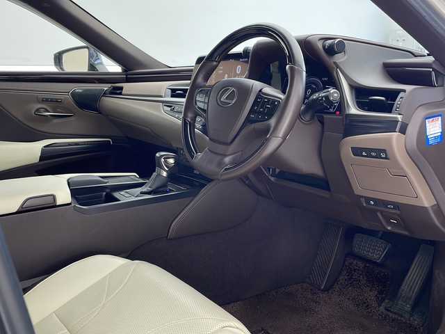 レクサス ＥＳ 300h バージョンL 沖縄県 2019(平31)年 6.4万km アイスエクリュマイカメタリック 純正メモリナビ/　CD/DVD/SD/BT/フルセグTV/パノラミックビューモニター/マークレビンソン/サンルーフ/デジタルインナーミラー　/ビルトインETC2.0/ドライブレコーダー（ZDR-022）/プリクラッシュセーフティ/アダプティブクルーズコントロール/レーンアシスト/クリアランスソナー/オートマチックハイビーム/ブラインドスポットモニター/アクセサリーコンセント（AC100V・1500W） /パワーバックドア/ホワイトレザーシート/前席シートヒーター/前席シートエアコン/前席パワーシート/純正18インチAW/純正フロアマット/プッシュスタート/スマートキ―/保証書/取扱説明書
