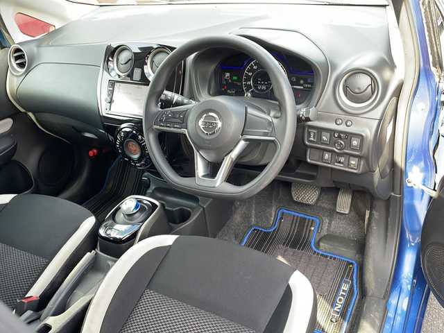 日産 ノート e－パワー X FOUR 青森県 2018(平30)年 7.1万km シャイニングブルー 4WD/ワンオーナー/純正SDナビ・フルセグTV/CD・DVD・Bluetooth・SD/アラウンドビューモニター/インテリジェントルームミラー/エマージェンシーブレーキ/レーンキープアシスト/フロント・バックソナー/純正フロアマット/LEDヘッドライト/オートライト/純正15インチアルミ/ドアバイザー/プッシュスタート/インテリキー/R1.R3.R5.R7ディーラー記録簿有/スペアキー/保証書・取説書
