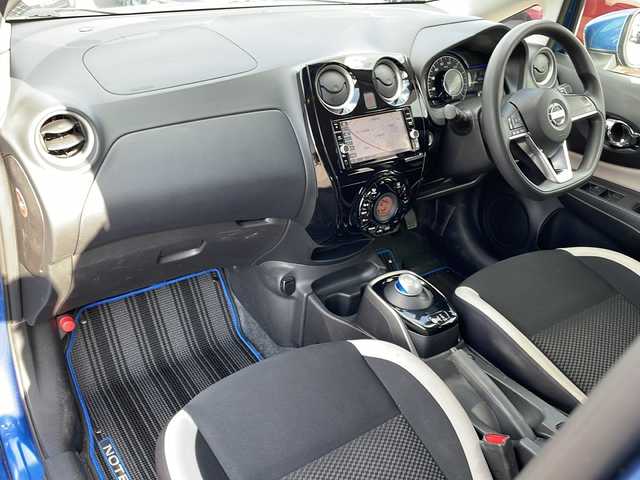 日産 ノート e－パワー X FOUR 青森県 2018(平30)年 7.1万km シャイニングブルー 4WD/ワンオーナー/純正SDナビ・フルセグTV/CD・DVD・Bluetooth・SD/アラウンドビューモニター/インテリジェントルームミラー/エマージェンシーブレーキ/レーンキープアシスト/フロント・バックソナー/純正フロアマット/LEDヘッドライト/オートライト/純正15インチアルミ/ドアバイザー/プッシュスタート/インテリキー/R1.R3.R5.R7ディーラー記録簿有/スペアキー/保証書・取説書