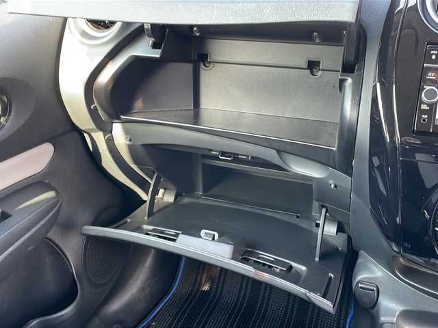 日産 ノート e－パワー X FOUR 青森県 2018(平30)年 7.1万km シャイニングブルー 4WD/ワンオーナー/純正SDナビ・フルセグTV/CD・DVD・Bluetooth・SD/アラウンドビューモニター/インテリジェントルームミラー/エマージェンシーブレーキ/レーンキープアシスト/フロント・バックソナー/純正フロアマット/LEDヘッドライト/オートライト/純正15インチアルミ/ドアバイザー/プッシュスタート/インテリキー/R1.R3.R5.R7ディーラー記録簿有/スペアキー/保証書・取説書