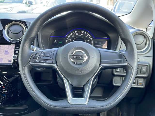日産 ノート e－パワー X FOUR 青森県 2018(平30)年 7.1万km シャイニングブルー 4WD/ワンオーナー/純正SDナビ・フルセグTV/CD・DVD・Bluetooth・SD/アラウンドビューモニター/インテリジェントルームミラー/エマージェンシーブレーキ/レーンキープアシスト/フロント・バックソナー/純正フロアマット/LEDヘッドライト/オートライト/純正15インチアルミ/ドアバイザー/プッシュスタート/インテリキー/R1.R3.R5.R7ディーラー記録簿有/スペアキー/保証書・取説書