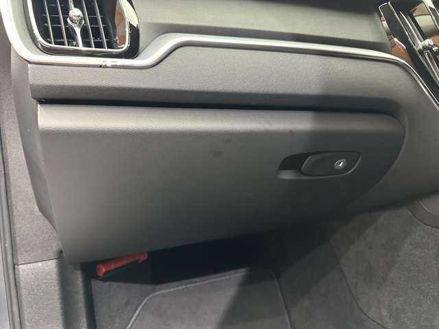 ボルボ ＸＣ６０ D4 AWD モーメンタム 千葉県 2019(平31)年 5.6万km オスミウムグレーM 1オーナー　/純正ナビ　/360°カメラ　/ACC　/BLIS　/ハーフレザーシート　/シートヒーター　/パワーシート　/パーキングアシスト　/LEDヘッドライト　/ハイビームアシスト　/電動リアゲート　/ドライブレコーダー　/ETC