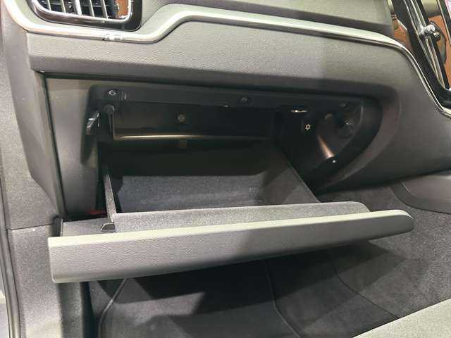 ボルボ ＸＣ６０ D4 AWD モーメンタム 千葉県 2019(平31)年 5.6万km オスミウムグレーM 1オーナー　/純正ナビ　/360°カメラ　/ACC　/BLIS　/ハーフレザーシート　/シートヒーター　/パワーシート　/パーキングアシスト　/LEDヘッドライト　/ハイビームアシスト　/電動リアゲート　/ドライブレコーダー　/ETC