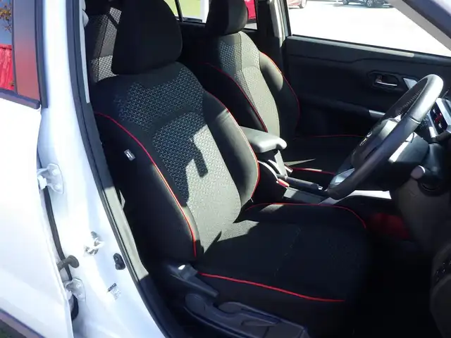 トヨタ ライズ Z 千葉県 2020(令2)年 3.3万km シャイニングホワイトパール スマートアシストIII/レーダークルーズコントロール/ブラインドスポットモニター/RCTA（リヤクロストラフィックアラート）/エコアイドル/ディスプレイオーディオ/【Bluetooth接続　Apple CarPlay対応】/純正地デジTV/パノラマモニター/前席シートヒーター/革巻きステアリング/ステアリングスイッチ/ETC/LEDヘッドライト/フォグライト/ウインカーミラー/コーナーセンサー/純正17インチアルミホイル/サイド/カーテンエアバッグ/キーフリーシステム