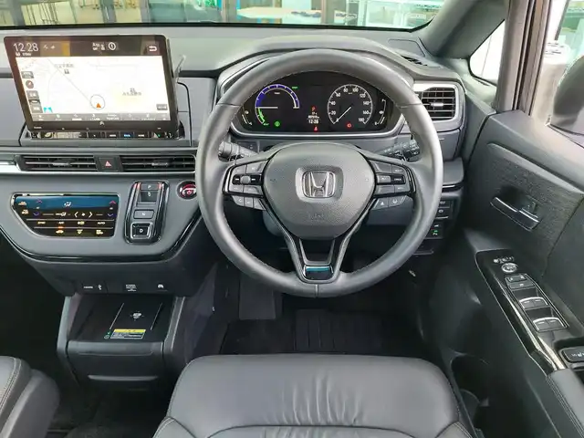 ホンダ オデッセイ ハイブリッド e:HEVアブソルート EXブラックED 東京都 2024(令6)年 0.8万km プラチナホワイトパール 純正11インチナビ/フルセグ/全方位カメラ/フリップダウンモニター/ビルトインETC/両側パワースライドドア/ワイヤレス充電/パドルシフト/レザーシート/シートヒーター/オットマン/パワーテールゲート/衝突軽減ブレーキ/レーンキープアシスト/ブラインドスポットモニター/コーナーセンサー/LEDヘッドライト