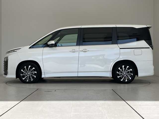 トヨタ ヴォクシー ハイブリッド S－Z 愛知県 2023(令5)年 3.5万km ホワイトパールクリスタルシャイン トヨタチームメイト/アドバンストパーク/アドバンストドライブ/純正ディズプレイオーディオナビ/フリップダウンモニター/両側パワースライドドア/レーダークルーズコントロール/シートヒーター/バックカメラ/ヘッドアップディスプレイ/コーナーセンサー/純正アルミホイール/ETC2.0/ブラインドスポットモニター/LEDヘッドライト/インテリジェントミラー/リアオートエアコン/オートマチックハイビーム/ドライブレコーダー/衝突軽減システム/Bluetooth/ステアリングスイッチ/スマートキー/プッシュスタート