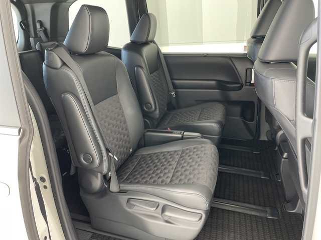 トヨタ ヴォクシー ハイブリッド S－Z 愛知県 2023(令5)年 3.5万km ホワイトパールクリスタルシャイン トヨタチームメイト/アドバンストパーク/アドバンストドライブ/純正ディズプレイオーディオナビ/フリップダウンモニター/両側パワースライドドア/レーダークルーズコントロール/シートヒーター/バックカメラ/ヘッドアップディスプレイ/コーナーセンサー/純正アルミホイール/ETC2.0/ブラインドスポットモニター/LEDヘッドライト/インテリジェントミラー/リアオートエアコン/オートマチックハイビーム/ドライブレコーダー/衝突軽減システム/Bluetooth/ステアリングスイッチ/スマートキー/プッシュスタート