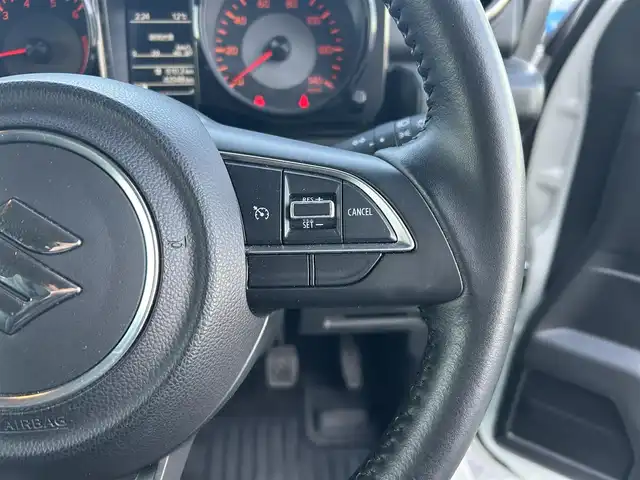 スズキ ジムニー XC 栃木県 2021(令3)年 4.4万km ピュアホワイトP スズキセーフティサポート/・デュアルセンサーブレーキサポート/・車線逸脱警報機能/・ふらつき警報機能/・標識認識機能/・ハイビームアシスト/・先行車発進お知らせ機能/4WD/D/N席シートヒーター/革巻きステアリング/ステアリングスイッチ（非連動）/クルーズコントロール/LEDヘッドライト/フォグランプ/オートライト/ダウンヒルアシストコントロール/スマートキー×２/プッシュスタート/純正16インチAW/純正フロアマット/横滑り防止システム/電動格納ウィンカーミラー