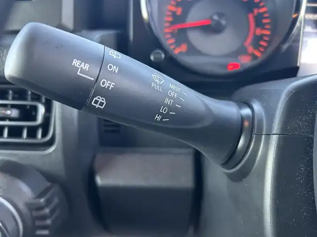 スズキ ジムニー XC 栃木県 2021(令3)年 4.4万km ピュアホワイトP スズキセーフティサポート/・デュアルセンサーブレーキサポート/・車線逸脱警報機能/・ふらつき警報機能/・標識認識機能/・ハイビームアシスト/・先行車発進お知らせ機能/4WD/D/N席シートヒーター/革巻きステアリング/ステアリングスイッチ（非連動）/クルーズコントロール/LEDヘッドライト/フォグランプ/オートライト/ダウンヒルアシストコントロール/スマートキー×２/プッシュスタート/純正16インチAW/純正フロアマット/横滑り防止システム/電動格納ウィンカーミラー