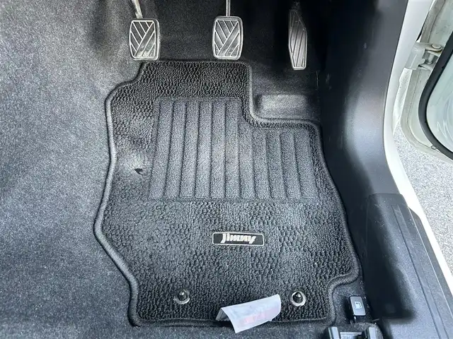 スズキ ジムニー XC 栃木県 2021(令3)年 4.4万km ピュアホワイトP スズキセーフティサポート/・デュアルセンサーブレーキサポート/・車線逸脱警報機能/・ふらつき警報機能/・標識認識機能/・ハイビームアシスト/・先行車発進お知らせ機能/4WD/D/N席シートヒーター/革巻きステアリング/ステアリングスイッチ（非連動）/クルーズコントロール/LEDヘッドライト/フォグランプ/オートライト/ダウンヒルアシストコントロール/スマートキー×２/プッシュスタート/純正16インチAW/純正フロアマット/横滑り防止システム/電動格納ウィンカーミラー