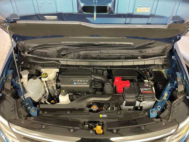 日産 セレナ e－パワー ルキシオン 道央・札幌 2023(令5)年 0.5万km 青Ⅱ ・NISSANConnectナビ/・BT&USB&フルセグTV/・HDMI&AppleCarPlay/・全方位カメラ内臓式ドライブレコーダー前後/・プロパイロット/・インテリジェントクルーズコントロール/・エマージェンシーブレーキ/・両側パワースライドドア/・レザーシート/・ステアリングスイッチ/・ヘッドアップディスプレイ/・ビルトインETC2.0/・インテリジェントルームミラー/・AC1500W/・LEDヘッドライト/・オートライト/・オートマチックハイビーム/・プッシュスタート/・スマートキー