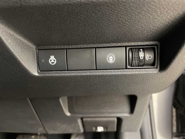 日産 ノート X FOUR 道央・札幌 2023(令5)年 7万km アルティメイトメタルシルバー ・４ＷＤ　/e-パワー/・セーフティサークル/・エマージェンシーブレーキ　/・社外メモリーナビ/・バックカメラ/・車線逸脱傾向　/・前席シートヒーター　/・ステアリングヒーター　/・Ｄ－ＭＯＤＥ　/・ETC/・オートライト　/・オートハイビーム　/・社外ドライブレコーダー　/・社外ＥＴＣ